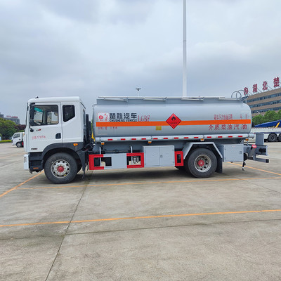 高效流动加油新选择 东风多利卡12方油罐车助力工地能源补给