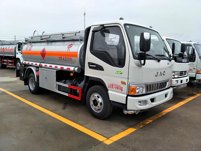 国五江淮4吨加油车 高效安全的油品运输解决方案