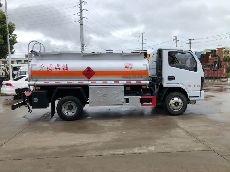 国六东风多利卡4.5方油罐车5吨加油车包上户